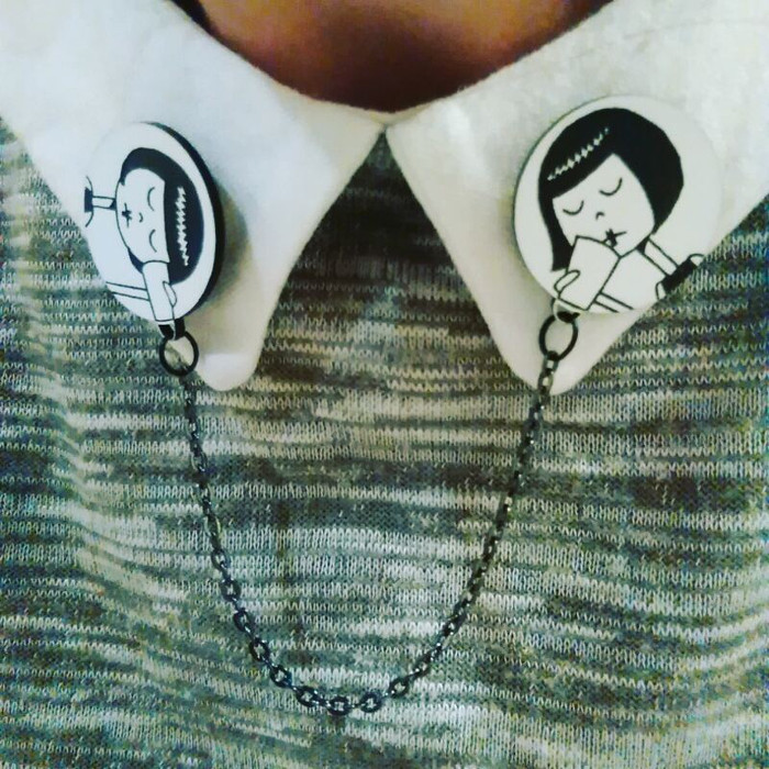 Cổ áo của bạn bỗng nhiên thật xinh xắn khi được cài thêm phụ kiện.&nbsp;