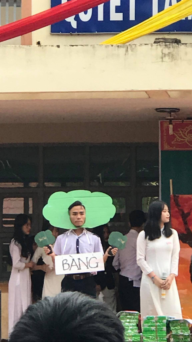 Mặc dù chỉ là vai diễn phụ, thế nhưng nam sinh này đã chiếm 'sóng' gần như cả sân khấu. Ảnh: Group Trường Người Ta