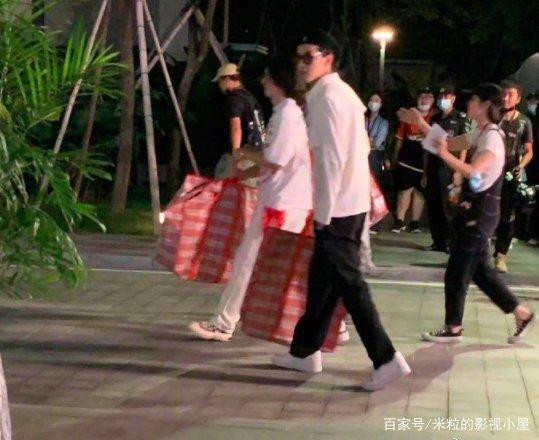 Ngô Diệc Phàm quay hình chương trình mới, tay mang túi đa năng bình dân nhưng vẫn rất thời trang Ảnh 3