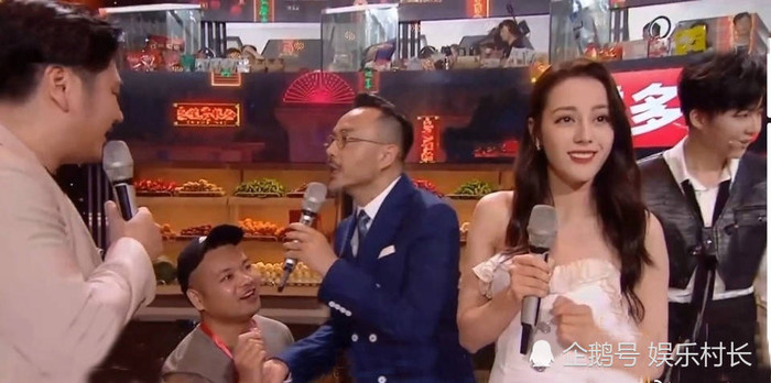 Fan cuồng cầu hôn Địch Lệ Nhiệt Ba vẫn tiếp tục đeo bám thần tượng tại sự kiện mới Ảnh 1