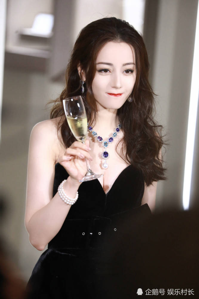 Fan cuồng cầu hôn Địch Lệ Nhiệt Ba vẫn tiếp tục đeo bám thần tượng tại sự kiện mới Ảnh 5