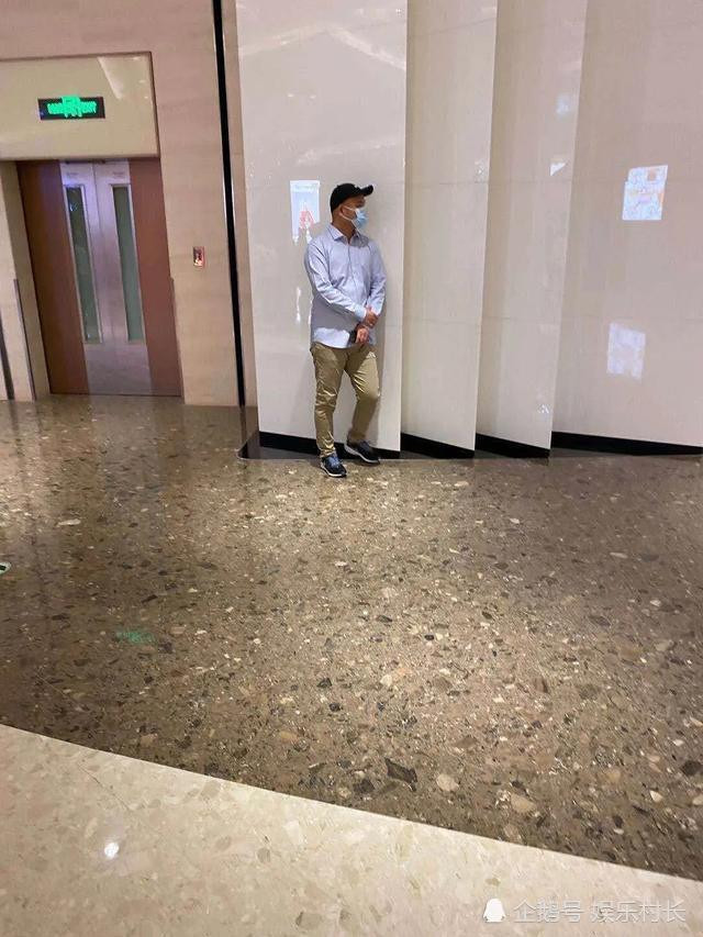 Fan cuồng cầu hôn Địch Lệ Nhiệt Ba vẫn tiếp tục đeo bám thần tượng tại sự kiện mới Ảnh 7