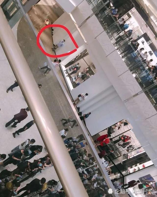 Fan cuồng cầu hôn Địch Lệ Nhiệt Ba vẫn tiếp tục đeo bám thần tượng tại sự kiện mới Ảnh 8