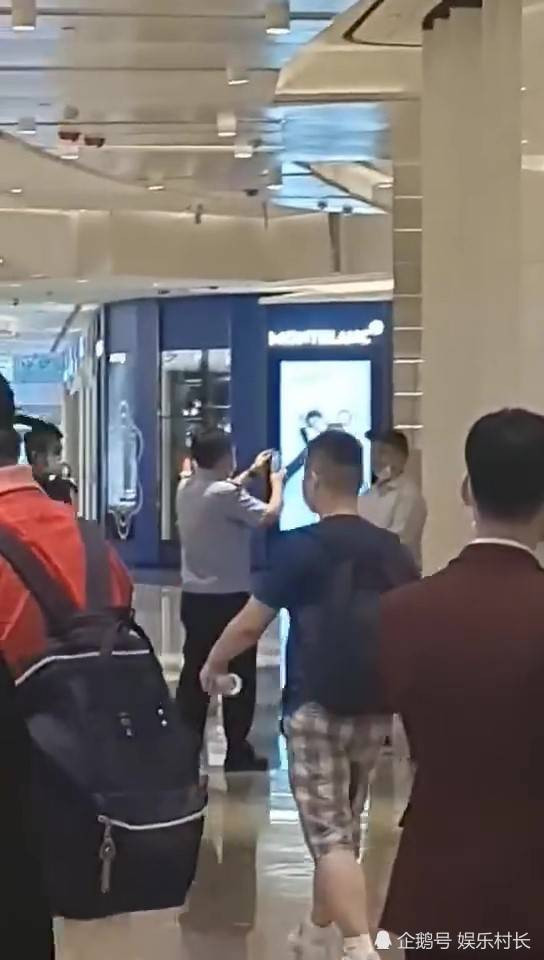 Đội an ninh chụp lại hình ảnh của người đàn ông này và yêu cầu anh ta rời khỏi hiện trường nếu không muốn bị bắt giữ.