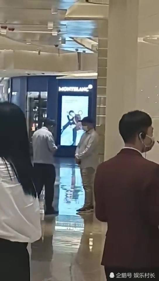 Fan cuồng cầu hôn Địch Lệ Nhiệt Ba vẫn tiếp tục đeo bám thần tượng tại sự kiện mới Ảnh 10