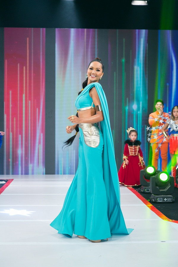 Top 5 Miss Universe 2018 Hoa hậu H’Hen Niê bất ngờ xuất hiện tại chương trình với tạo hình công chúa Jasmine trong phim hoạt hình Disney 