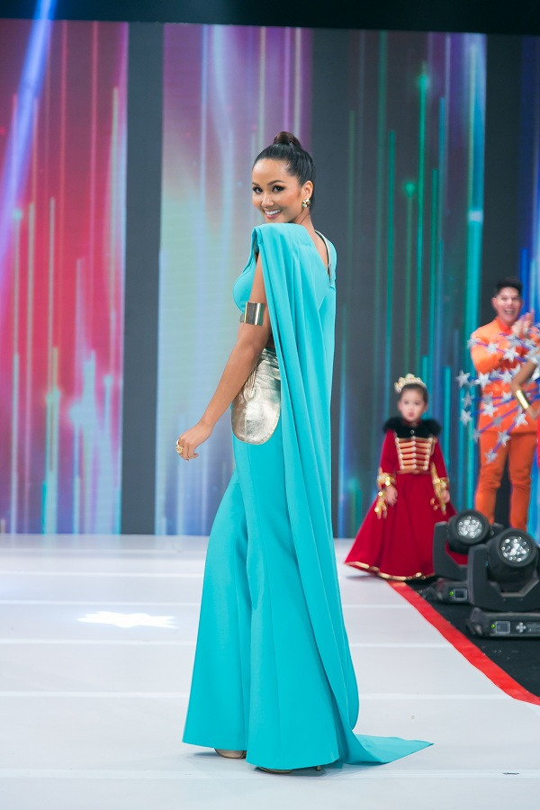 Trang phục của H'hen Niê thu hút sự chú ý của khán giả và nhận được rất nhiều lời khen ngợi 