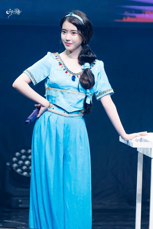 IU - nữ ca sĩ quốc dân từng hóa thân thành công chúa Jasmine trong một buổi họp báo fans vào năm 2018 