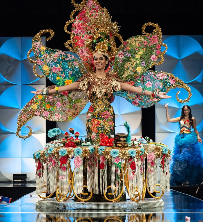 National Costume của mỹ nhân Malaysia tại Miss Universe 2019 được lấy cảm hứng từ bàn tiệc thịnh soạn thức ăn, hoa quả trong những dịp lễ, tết của quốc gia này.&nbsp;