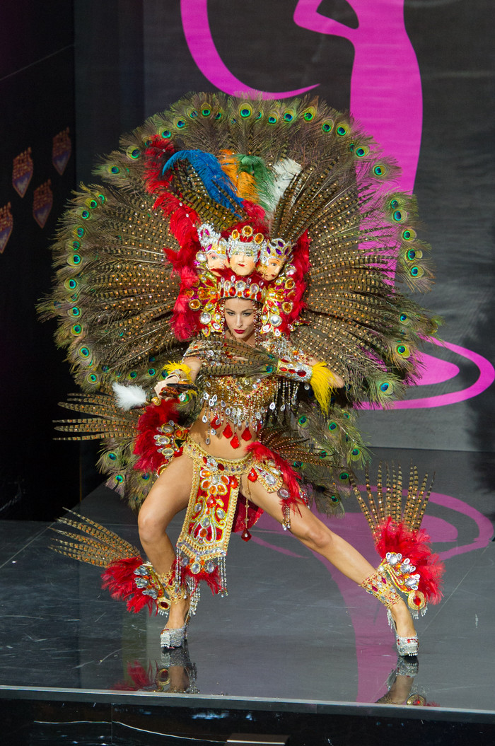 National Costume của các quốc gia Âu - Mỹ thường mang nhiều màu sắc, chi tiết cầu kì nhưng khoe được vẻ đẹp của hình thể săn chắc và nóng bỏng.