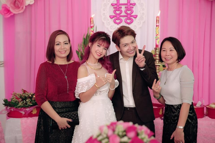 Khởi My - Kelvin Khánh bên cạnh 2 người mẹ của mình trong ngày cưới của cả hai. 