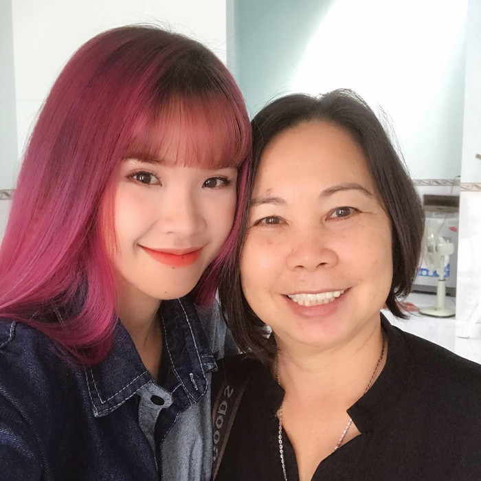 Vì nhà mẹ cô và nhà hai vợ chồng gần cạnh nhau nên Khởi My thường xuyên ghé nhà chơi và ăn ké món ăn mẹ nấu