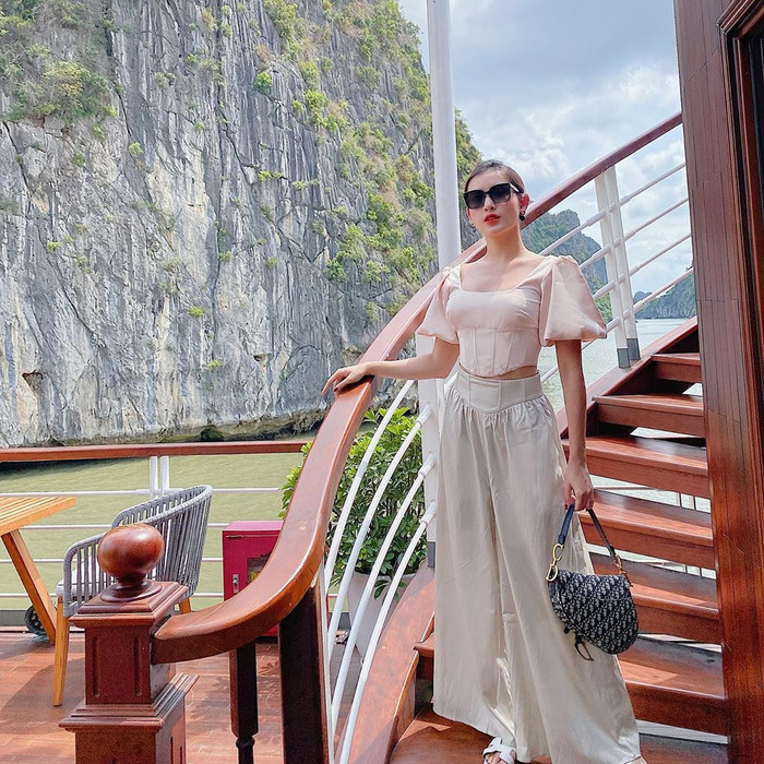 Á hậu Huyền My đẹp dịu dàng trong set đồ pastel đơn giản, pose dáng sang trên du thuyền.&nbsp;