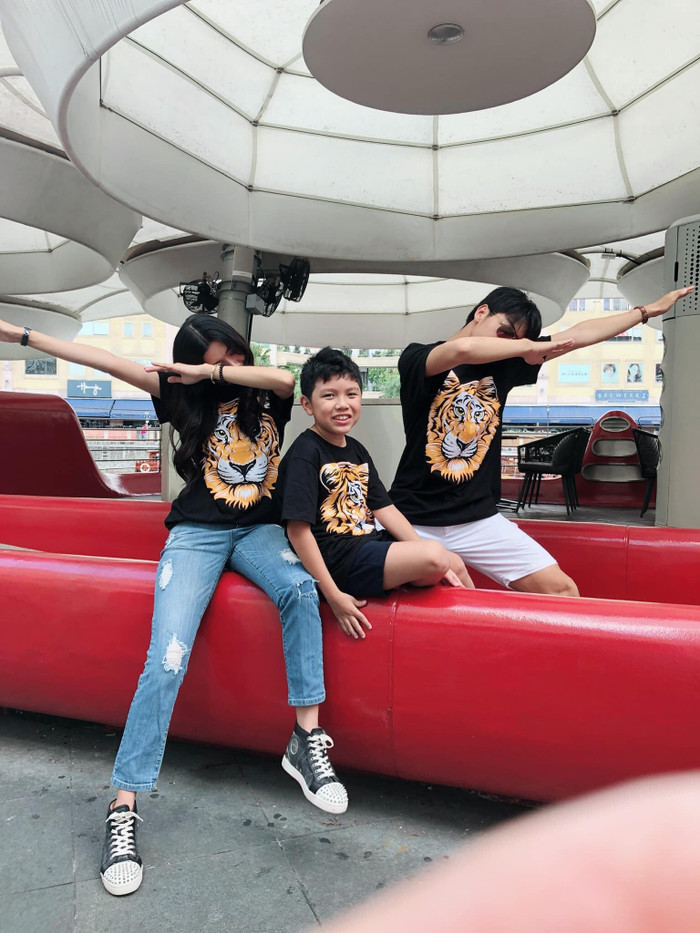 Á hậu Thúy Vân chia sẻ hình ảnh nhắng nhít bên hội em trai 'cool ngầu'.