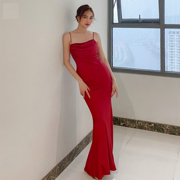 Tóc búi để lõa xõa, son đỏ và ánh mắt quyến rũ, Ninh Dương Lan Ngọc trông thật sự quá đỗi xinh đẹp. 