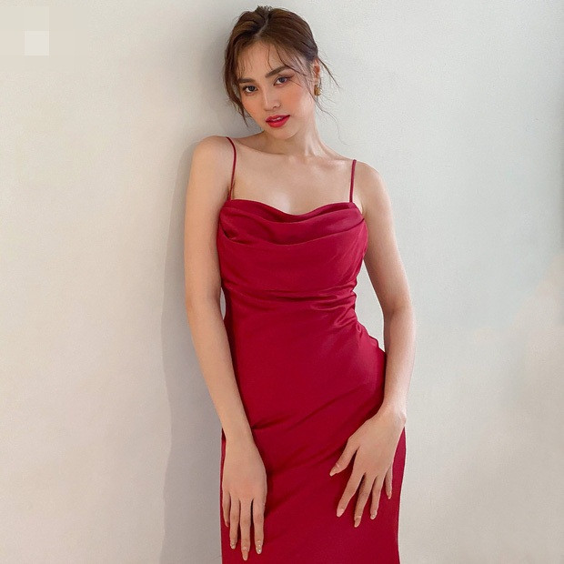 Với những chiếc váy 2 dây thế này, phần thềm ngực thường được để lộ ra, tăng thêm điểm thu hút cho người mặc. nhưng với nữ diễn viên, cô chọn cách khiến mình trông sang trọng, quý phái hơn bằng việc che kín kẽ, khó lòng chê ở đâu được!