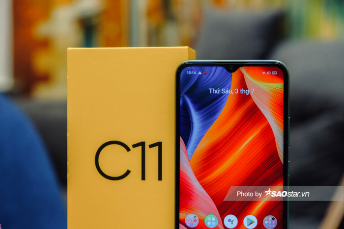 Máy được đựng trong chiếc hộp màu vàng quen thuộc. Bên trong hộp ngoài sách hướng dẫn chỉ có sạc và cáp Micro USB.