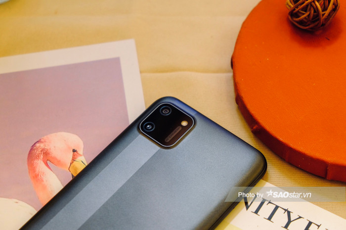 Cụm camera sau của Realme C11 có thiết kế hình vuông, với 1 cảm biến chính 13MP f/2.2 và một camera hỗ trợ chụp chân dung 2MP f/2.4. 
