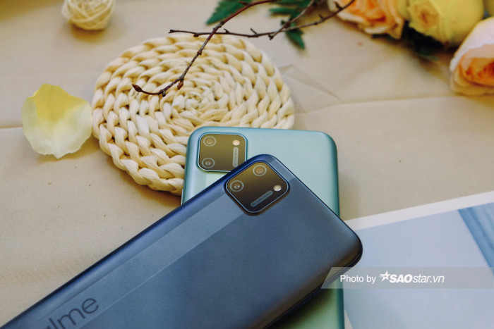 Ở mặt lưng, Realme C11 sở hữu thiết kế vân nhám chống vân tay, mồ hôi cách điệu bằng một đường kẻ mang tên thương hiệu nhằm tạo điểm nhấn cho sản phẩm.