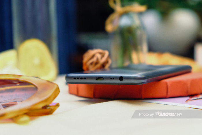 Thiết bị cũng đi kèm jack cắm 3.5 mm.