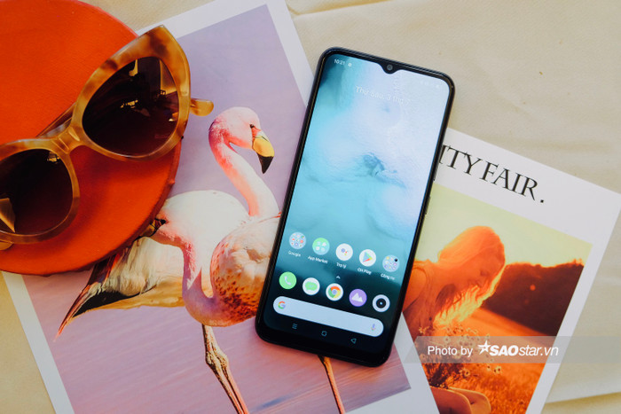 Realme C11 trang bị con chip Helio G35, 2GB/3GB RAM và 32GB bộ nhớ trong. Máy khởi chạy trên giao diện Realme UI nền Android 10 và đi kèm viên pin 5000mAh cho thời gian sử dụng tốt hơn.
