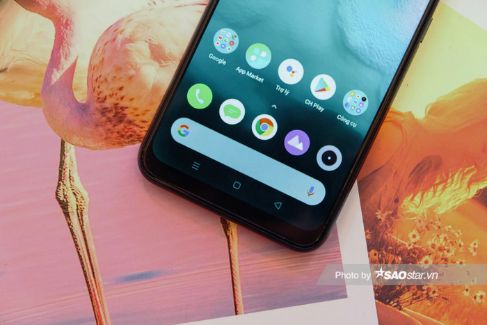 Màn hình trên Realme C11 có viền dưới dày hơn 3 cạnh còn lại.