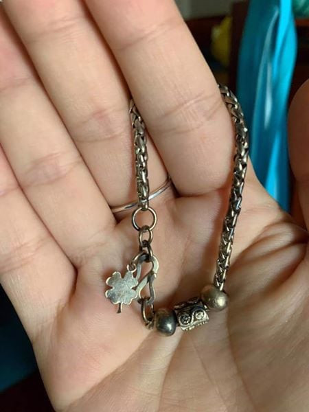 Chiếc vòng bạc được lấy ra