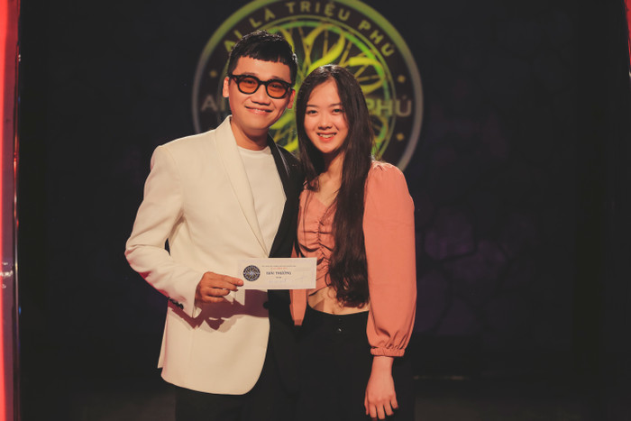 Cựu học sinh trường THPT Yên Lãng( Mê Linh) - Huyền Helen chiếm spotlight trong Ai Là Triệu Phú khi xuất hiện bên cạnh diễn viên Xuân Nghị