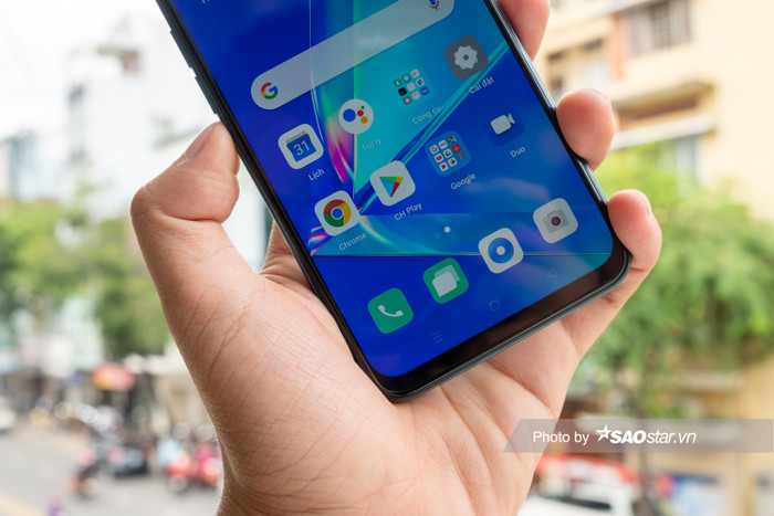 Phần viền dưới còn hơi dày nhưng không ảnh hưởng nhiều đến quá trình trải nghiệm sản phẩm.