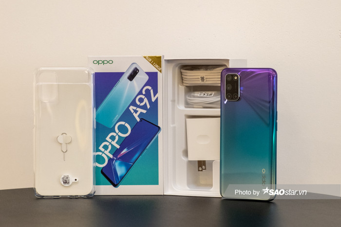 Bên trong hộp đựng gồm có OPPO A92 cùng củ sạc, cáp sạc, tai nghe, ốp lưng, sách hướng dẫn và que lấy SIM.