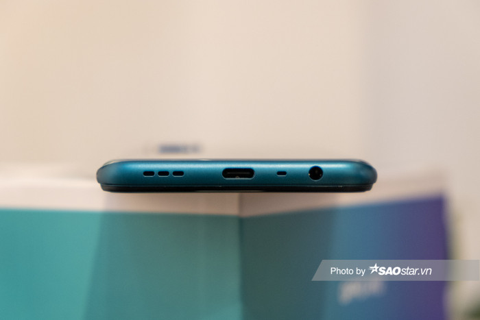 Ở cạnh đáy là nơi đặt cổng sạc USB-C, mic thoại và đặc biệt là jack cắm tai nghe 3.5 mm.