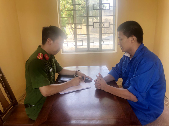 Công an lấy lời khai các đối tượng.