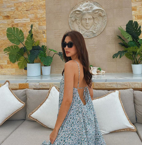 Tăng Thanh Hà ưu ái kiểu váy hoa nhí, có phần lưng chẳng thể sâu hơn. 