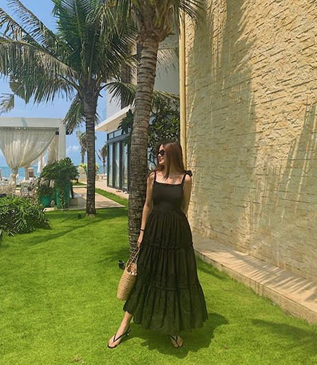 Phương Khánh cũng là một trong những người đẹp rất yêu thích kiểu váy xòe bồng, chất liệu mỏng. 