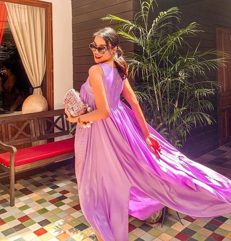 Thả dáng cùng chiếc váy maxi tím ngọt ngào, Lan Khuê khiến bao người mê mẩn với hình ảnh trong trẻo như kẹo. 