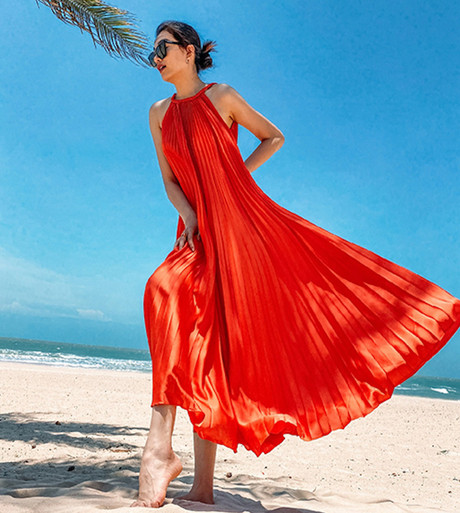 Với Á hậu Lệ Hằng lại là tông cam đỏ bắt mắt. 