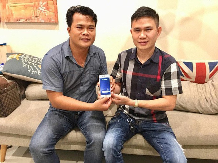 Ông Thái Minh Phương (bên trái) đã chi tổng số tiền 42 tỷ đồng để mua 2 chiếc SIM siêu đẹp từ hai nhà mạng MobiFone và Viettel. (Ảnh: Nhịp sống kinh tế)