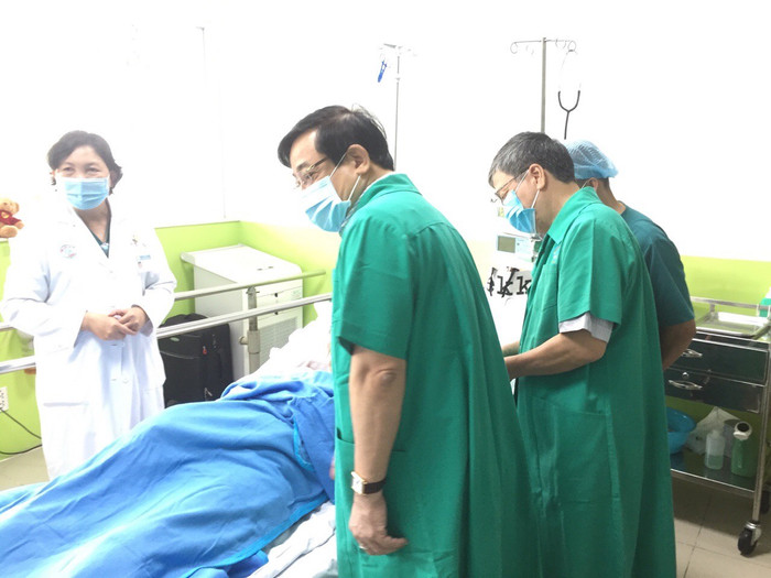 PGS.TS Lương Ngọc Khuê, Phó Trưởng Tiểu ban Điều trị cùng GS.TS Nguyễn Gia Bình- Chủ tịch Hội Hồi sức cấp cứu, Tổ trưởng Tổ Hội chẩn chuyên môn chăm sóc, điều trị ca bệnh COVID -19 diễn biến nặng, nguy kịch thăm và trò chuyện với bệnh nhân nam phi công. 