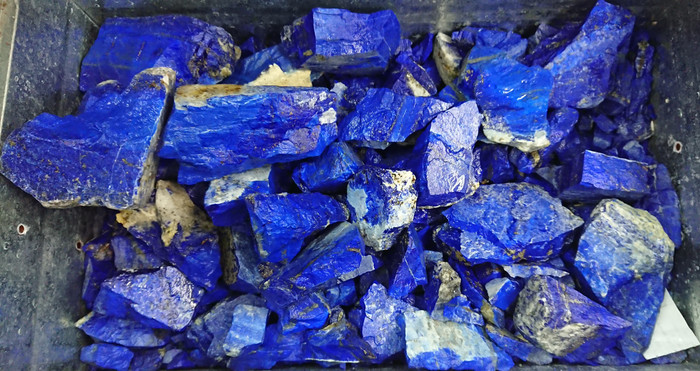 Ngọc lưu ly thô.