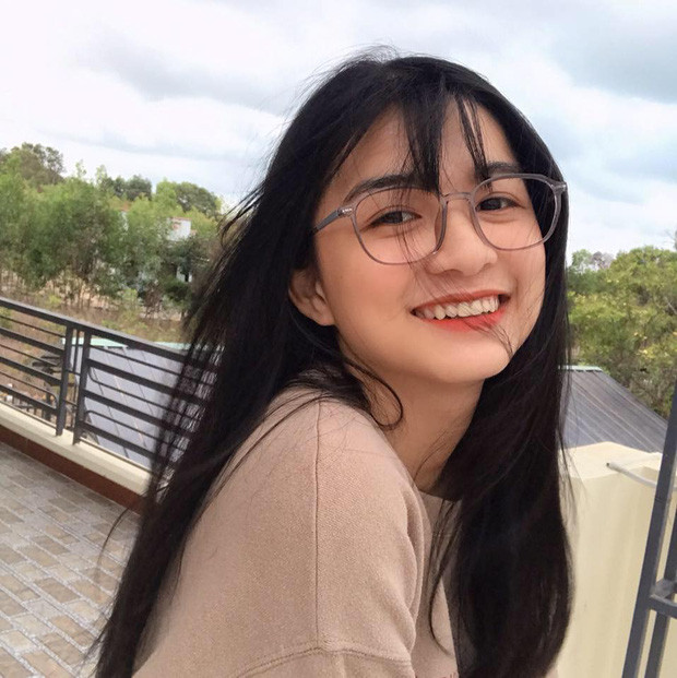 Cặm cụi làm toán vào giờ ra chơi, nữ sinh gây 'sốt' vì quá dễ thương khiến cư dân mạng quyết tìm ra danh tính Ảnh 3