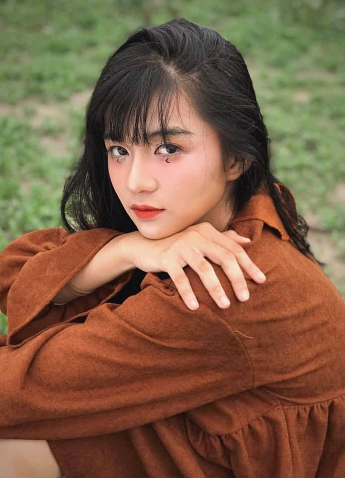 Cặm cụi làm toán vào giờ ra chơi, nữ sinh gây 'sốt' vì quá dễ thương khiến cư dân mạng quyết tìm ra danh tính Ảnh 4