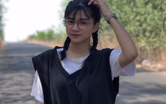 Cặm cụi làm toán vào giờ ra chơi, nữ sinh gây 'sốt' vì quá dễ thương khiến cư dân mạng quyết tìm ra danh tính Ảnh 2