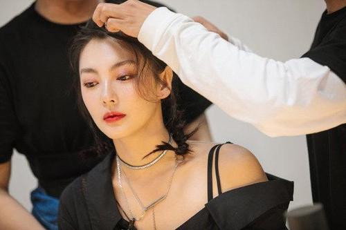 Năm gương mặt sáng giá có thể đảm nhận vị trí debut của 'Tỷ tỷ đạp gió rẽ sóng': Vạn Thiến, Trương Vũ Kỳ được đặt nhiều kỳ vọng. Ảnh 25