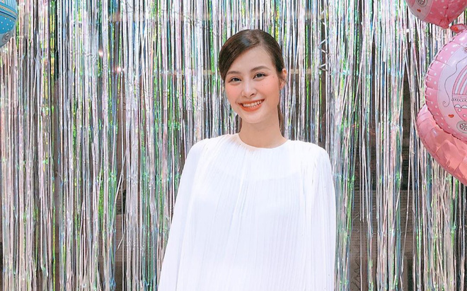 Cột tóc sau gáy trẻ trung, Đông Nhi xinh tươi hậu công khai giới tính con đầu lòng Ảnh 2