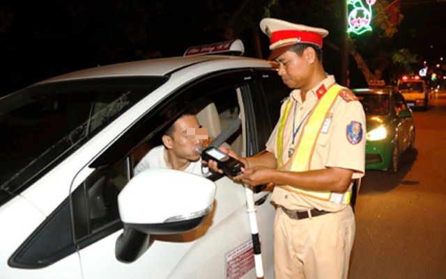 Không chấp hành kiểm tra nồng độ cồn, tài xế bị phạt 35 triệu đồng, tước bằng lái 23 tháng Ảnh 2