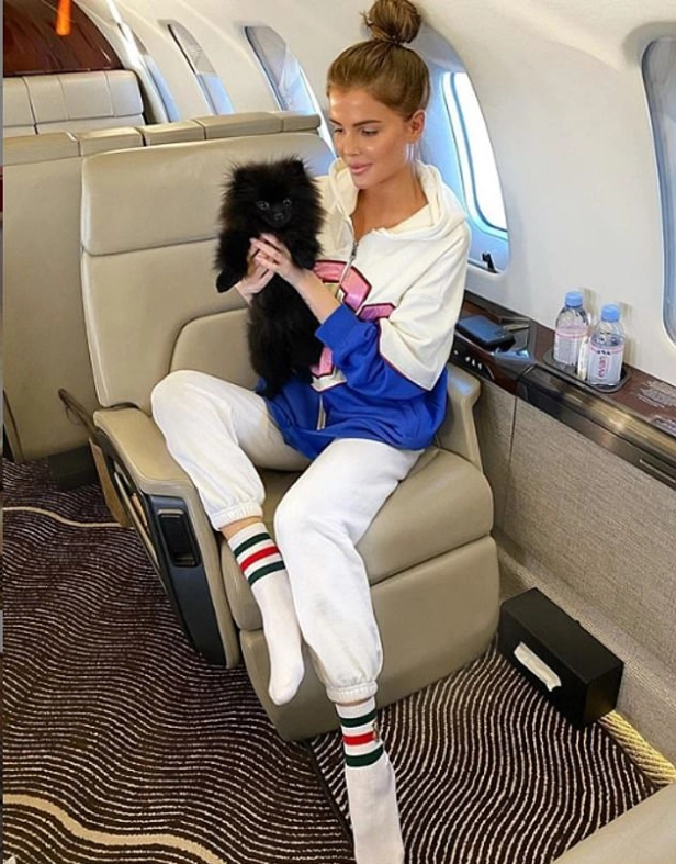 Alena Mills, đến từ Moscow, chia sẻ bức ảnh cô đang ôm chú chó cưng khi ở trên máy bay cá nhân lần đầu kể từ sau khi các hạn chế dịch COVID-19 được nới lỏng.