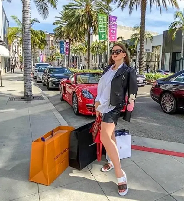 Cô nàng Anna nổi tiếng trên mạng xã hội Nga đã đi từ Denver đến Los Angeles để mua sắm.