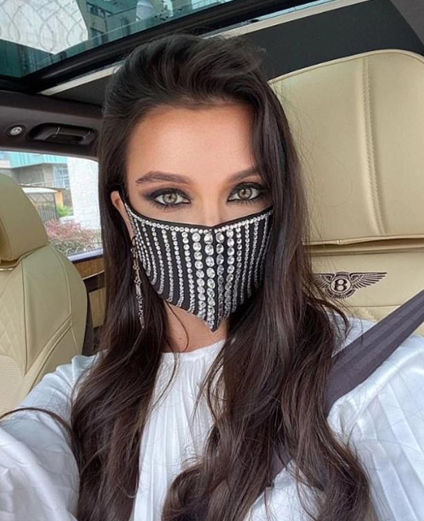 Dimavika, cô nàng có tiếng tăm trên Instagram ở Nga, khoe chiếc khẩu trang gắn kim cương. Cô tạo dáng để chụp ảnh selfie trong chiếc xe sang Bentley đắt tiền trước khi lên đường đi mua sắm.