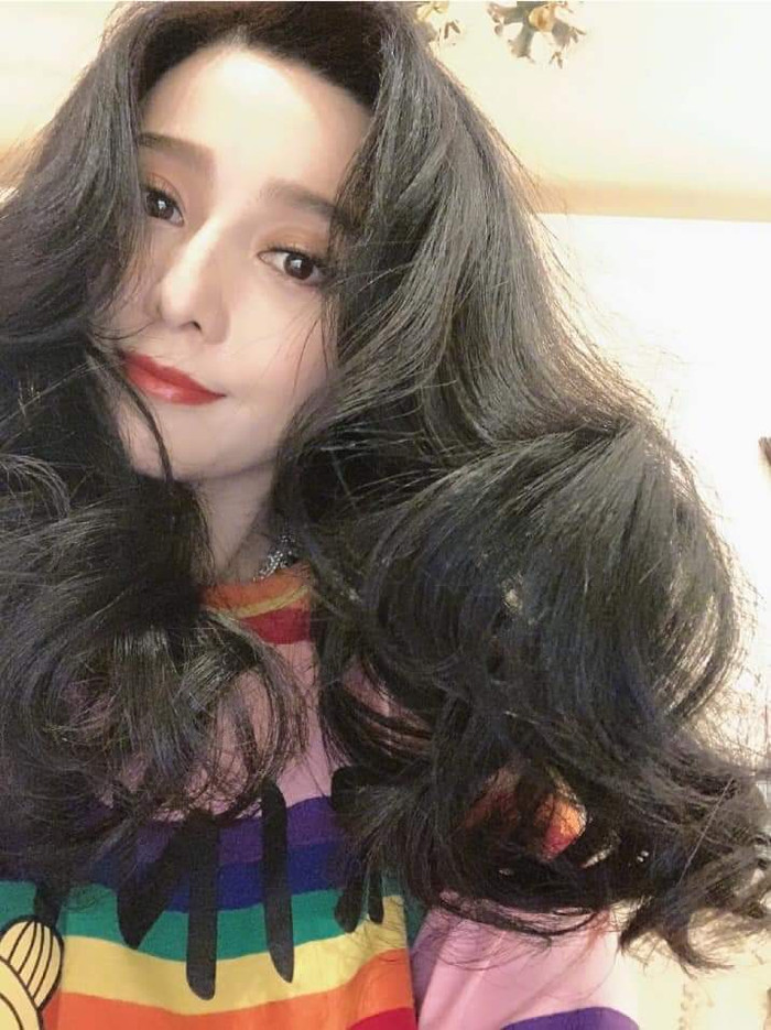 Gương mặt trang điểm ngọt ngào tươi tắn, đặc biệt, làn da trắng hồng không tì vết của cô khiến dân mạng không khỏi ngưỡng mộ