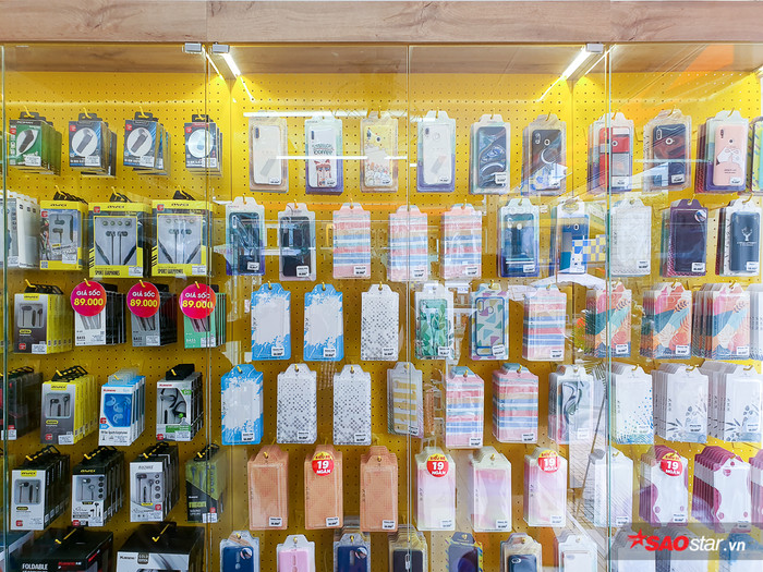 Phụ kiện điện thoại được trưng bày tại cửa hàng.